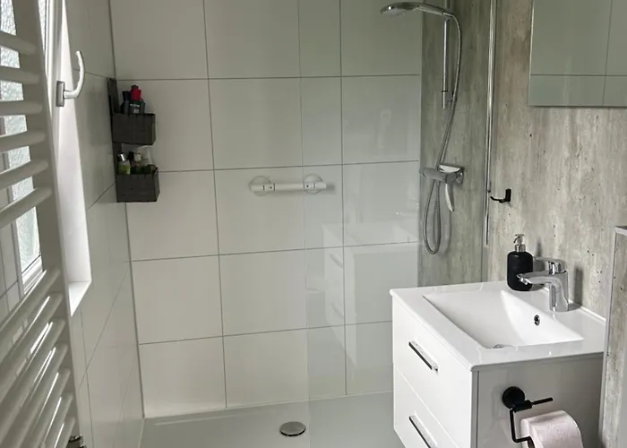 Moderne Met Hottub * Lathum